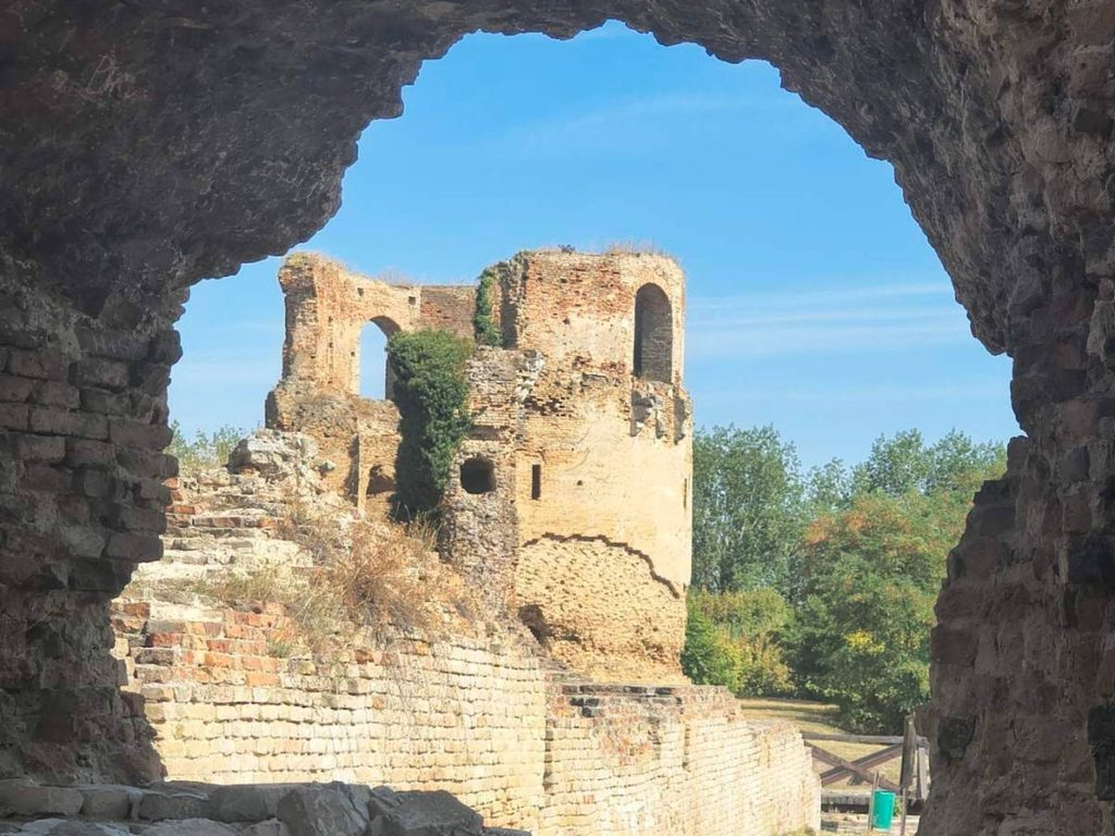 pogled kroz zidine bačke tvrđave na drugu kulu tvrđave.