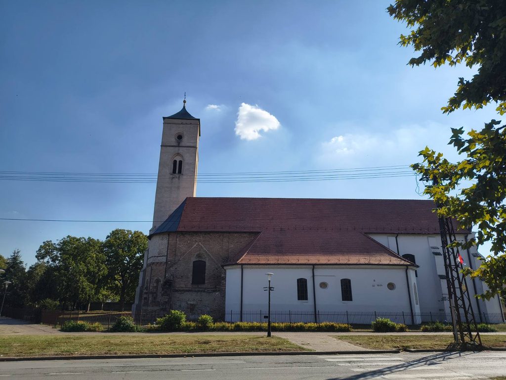 Zgrada franjevačkog samostana okružena drvećem