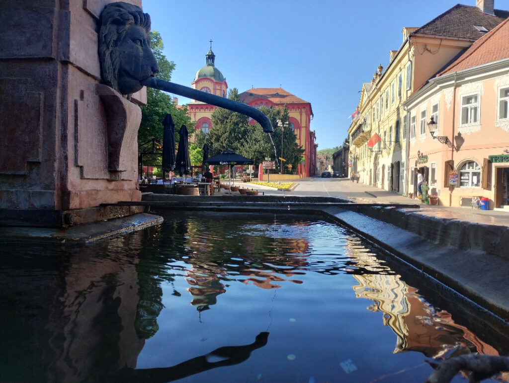 voda, ćesma, fontana i pogled na građevine u okolini