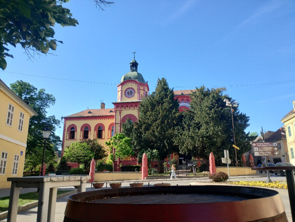 pogled na crveno žuto zdanja čuvene karlovčke gimnazije sa zelenilom