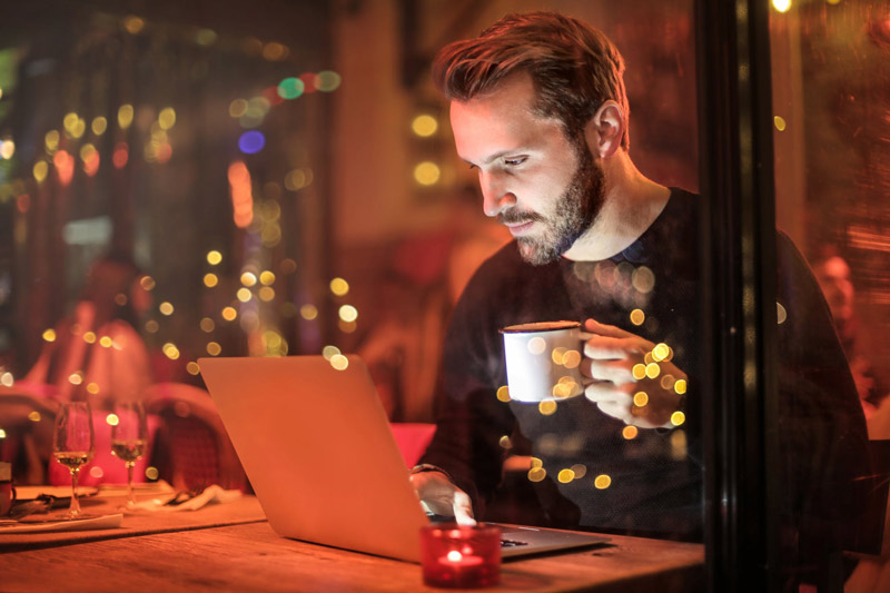 Laptop i kafa