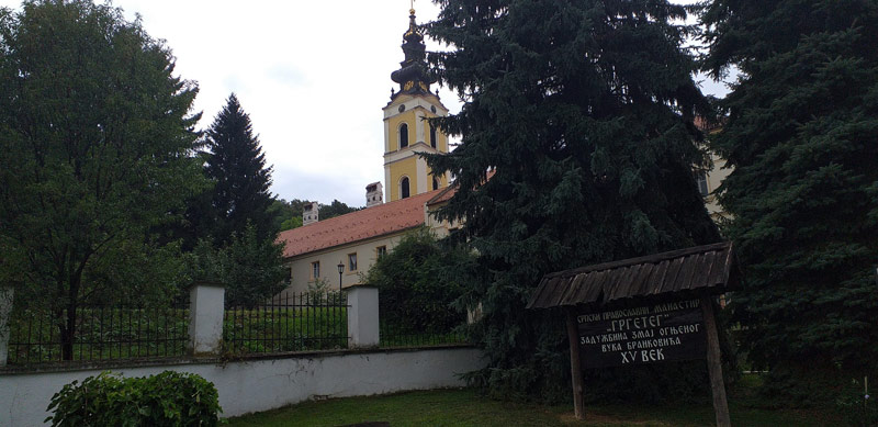 Manastir Grgeteg okružen zelenilom