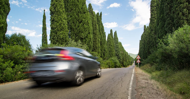 auto u brzini na putu
