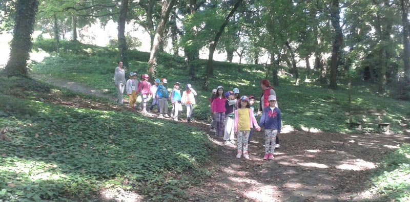deca se drže za ruke i šetaju kroz park