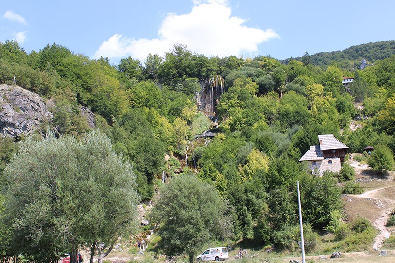 zelenilo oko vodopada Sopotnice, pogled iz daljine