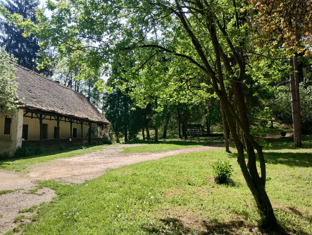 stari prizemni objekat sa zelenilom