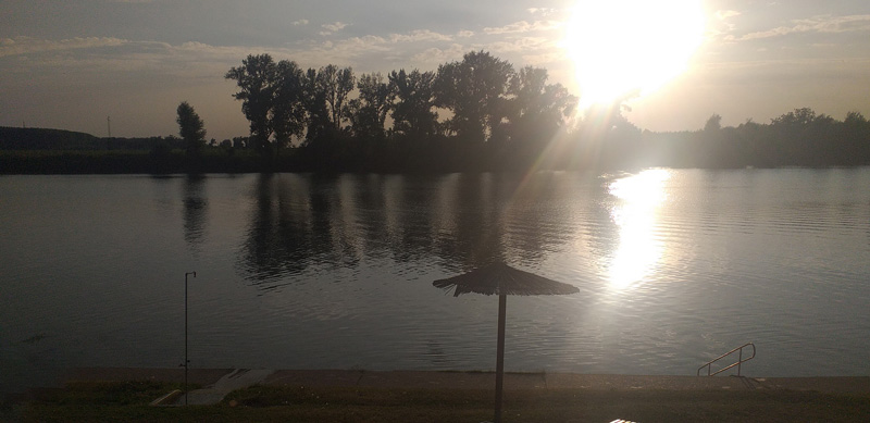 pogled sa obale na Tisu i ostrvo u njoj