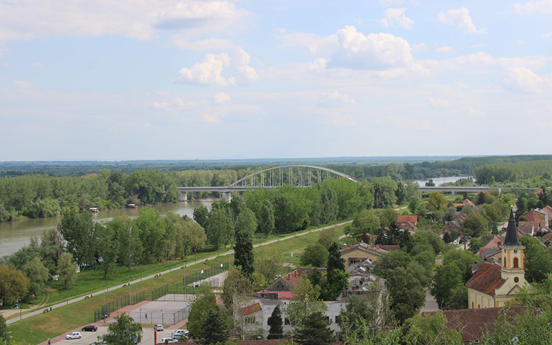 pogled sa kružni lučni most kod Titela sa obalom Tise i delom grada