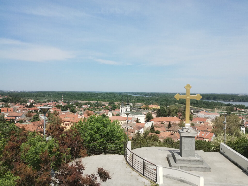 vidikovac na platom sa statuom pravoslavnog krsta i pogledom na panoramu naseljenog mesta