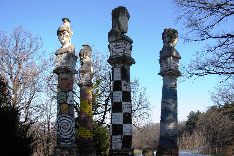 Kameni stubovi sa ljudskim statuama